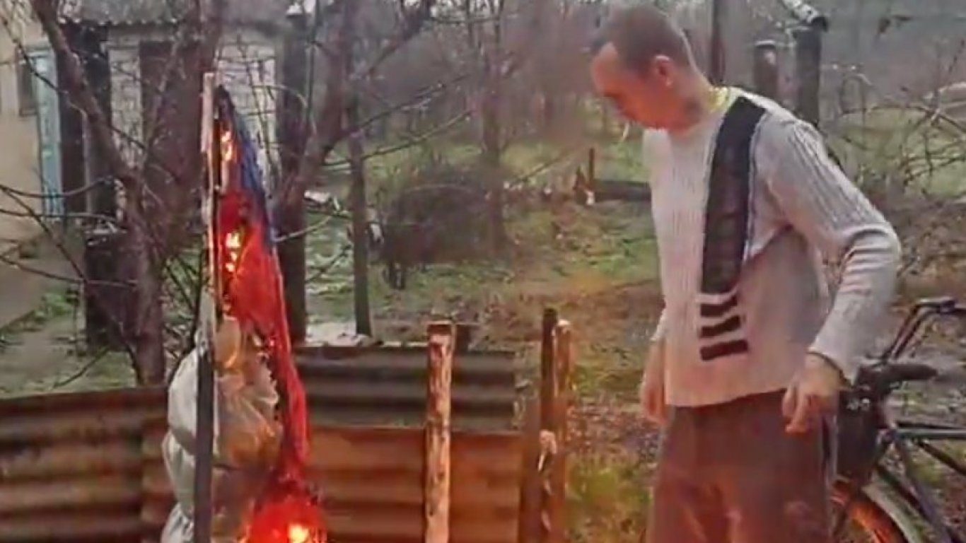 Жител на Херсонска област изгори ритуално руското знаме, арестуваха го (видео)
