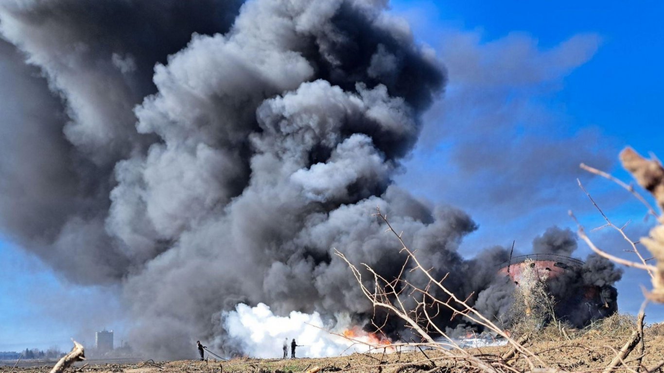 Пожар в рафинерията в Плевен, горяха изоставени резервоари с гориво (видео)