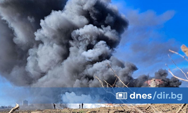 Пожар пламна в бившата нефтена рафинерия край Плевен. Горяха изоставени