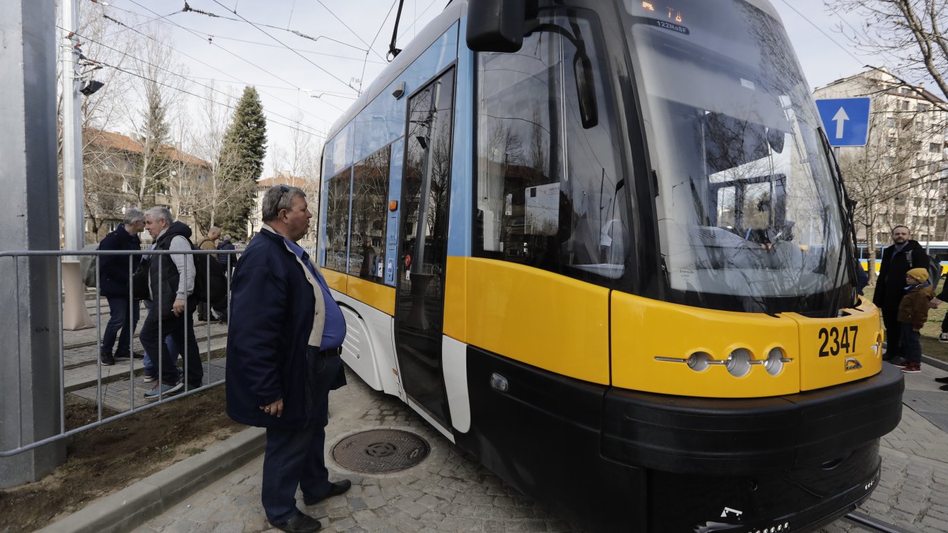 14 нови нископодови трамваи тръгват в София (снимки)