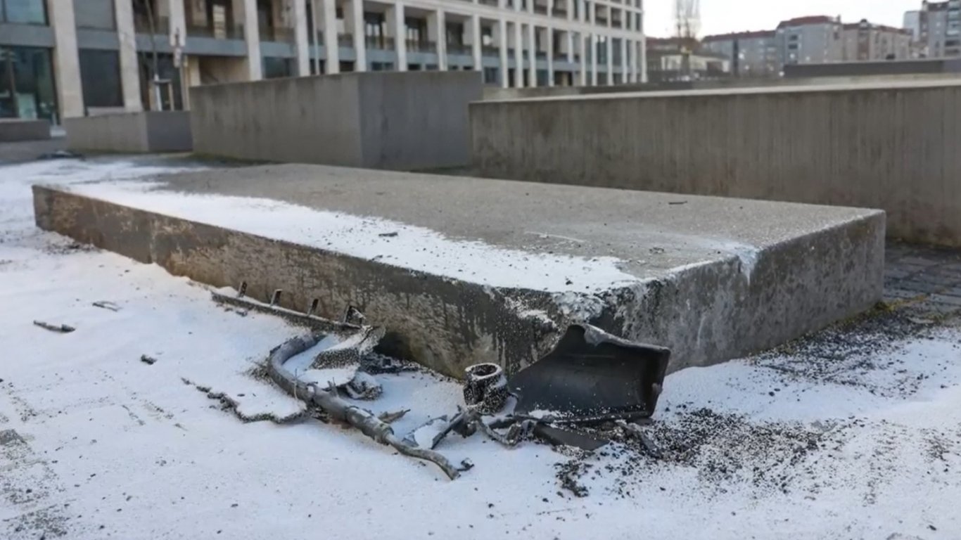 Кола се вряза в Мемориала на Холокоста в Берлин (видео)