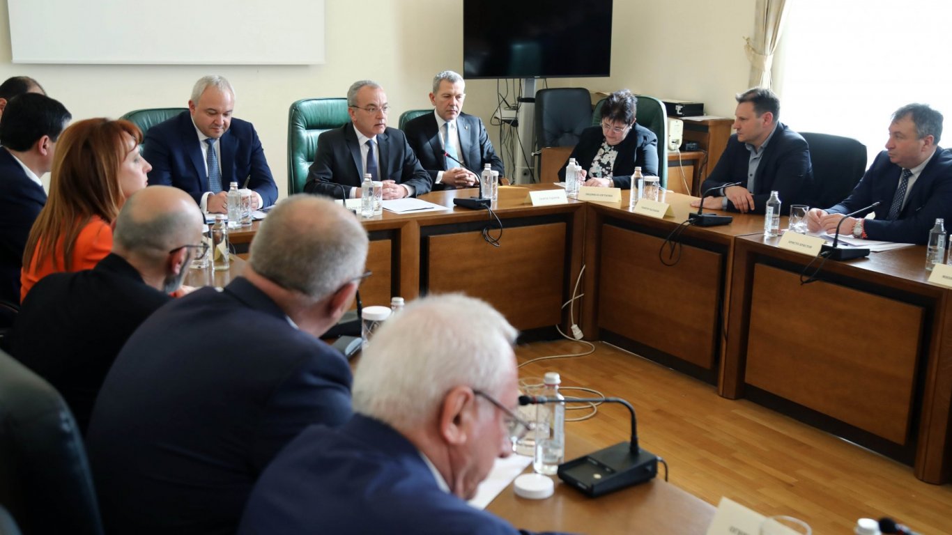 Гълъб Донев събра областните управители на съвещание за провеждането на изборите