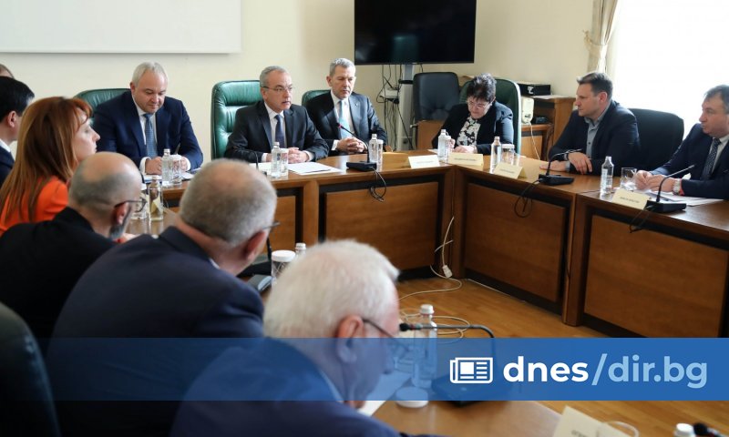 Министър-председателят Гълъб Донев събра областните управители в Министерския съвет заедно