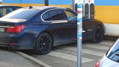 Луксозен автомобил паркира на пешеходна пътека в столичния квартал Обеля