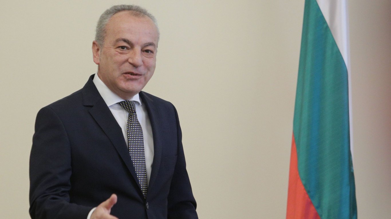 Гълъб Донев ще представлява България на коронацията на Чарлз Трети