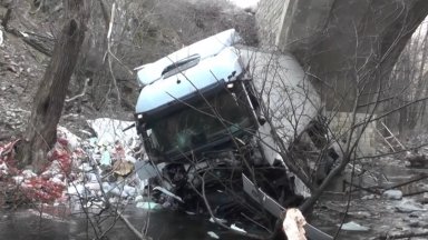 Шофьор загина, след като камионът му падна от мост между Градец и Котел (видео)