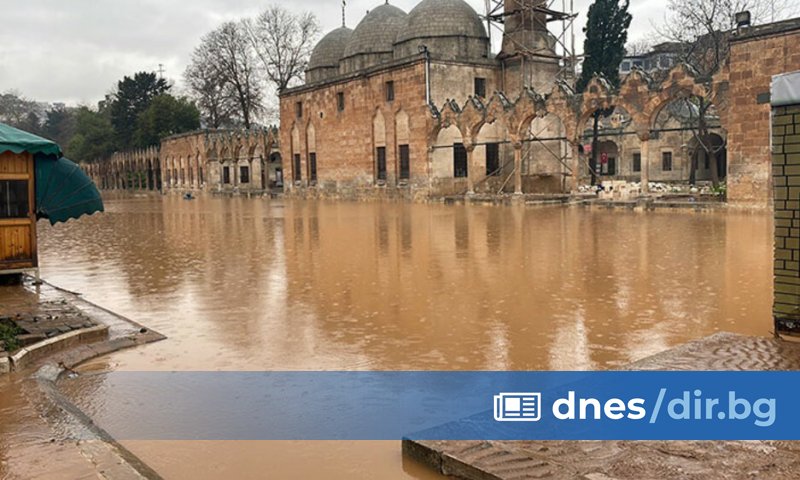 Най-малко петима души са загинали, а шестима са в неизвестност