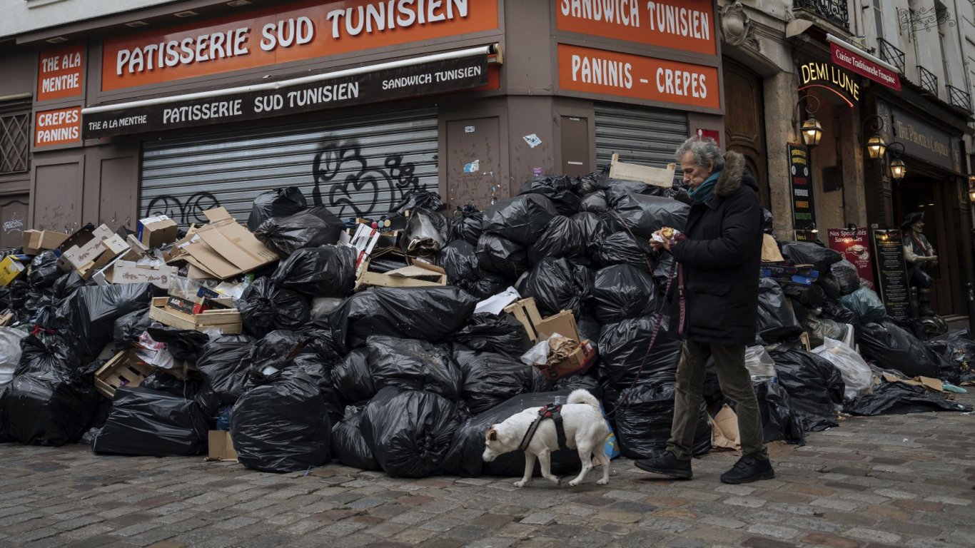 Париж затъна в боклук заради стачките, туристите снимат камари от отпадъци (снимки)