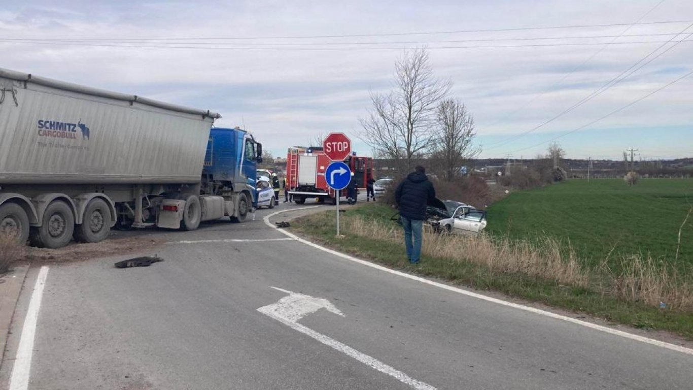 Шофьор загина при тежък сблъсък между камион и кола край Шумен, двама са с опасност за живота