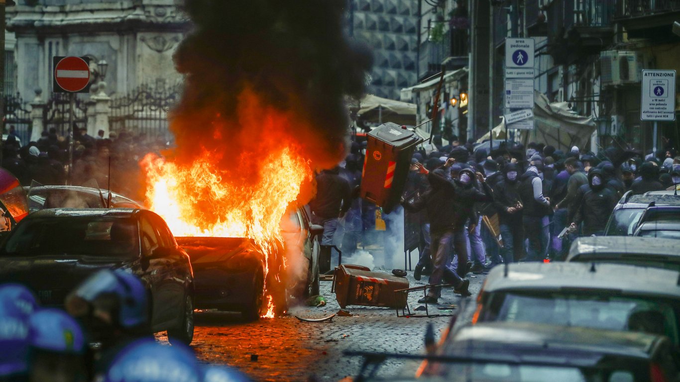Война по улиците на Неапол, италианци и германци се бият с полицията (снимки)