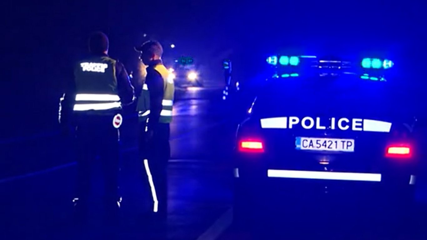 Кола с петима младежи излетя от пътя край Велико Търново, 17-годишен загина