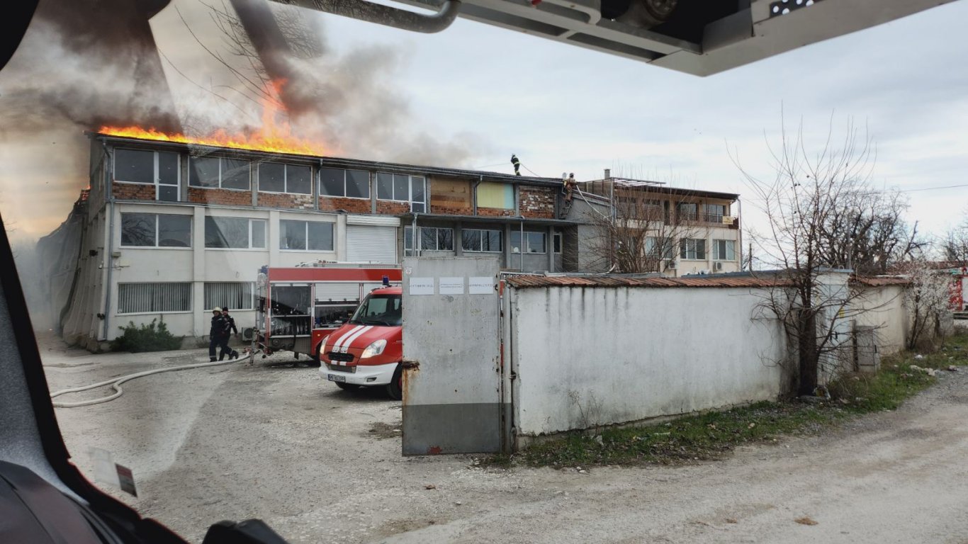 Пламна покривът на производствено хале за обработка на облекла в Пловдив (снимки)