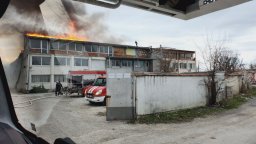 Пламна покривът на производствено хале за обработка на облекла в Пловдив (снимки)