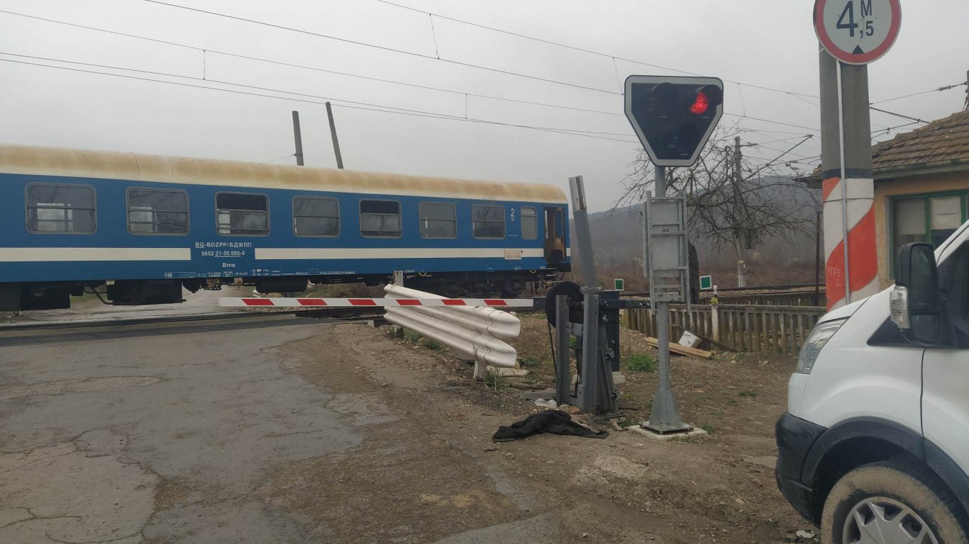 Спешен авариен ремонт спря бързия влак София-Варна на гара край Търговище