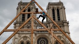 Възстановяват шпила на "Нотр Дам" в Париж