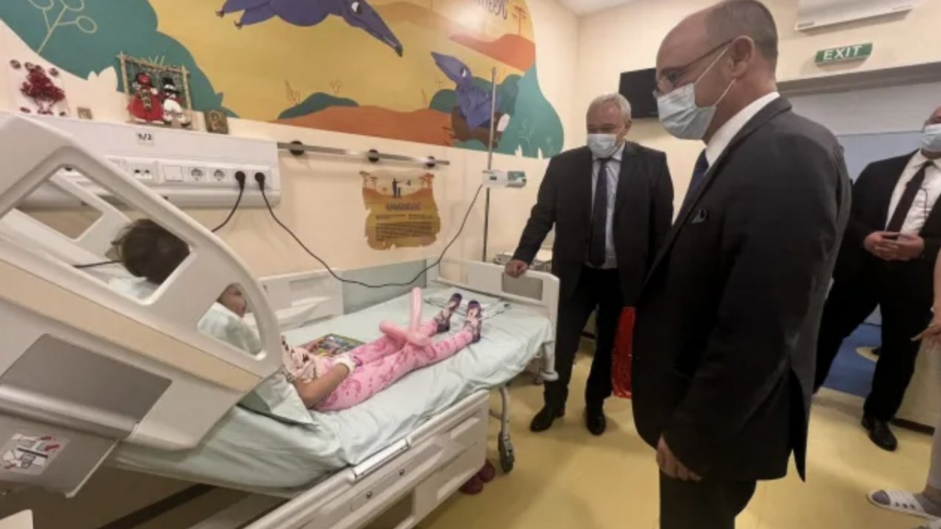 Двама министри отидоха в "Пирогов", където спасиха транспортираното със "Спартан" дете