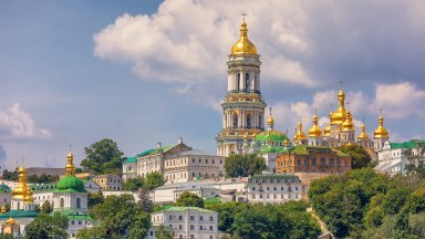 В разгара на руското нашествие основният православен манастир в Украйна