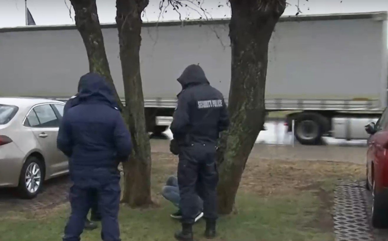 Задължаният беглец се крие под дървото