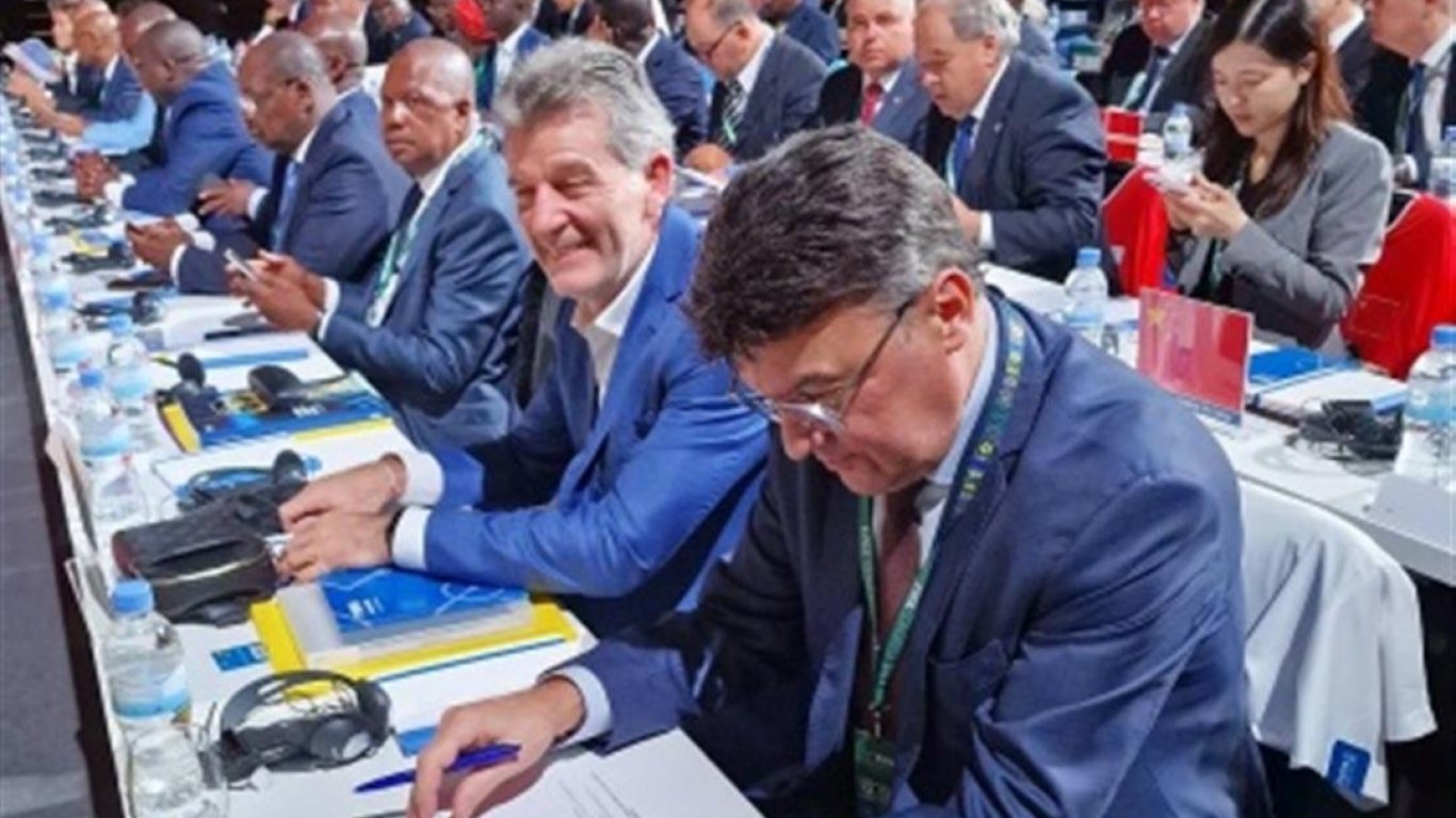Борислав Михайлов преизбра Инфантино за шеф на ФИФА, босът честити на БФС