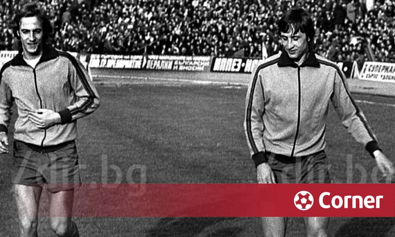 Johan II s'est rendu à Cruyff, où ils ont rédigé des notes de football complètes Johan II s'est rendu à Cruyff, où ils ont rédigé des notes de football complètes