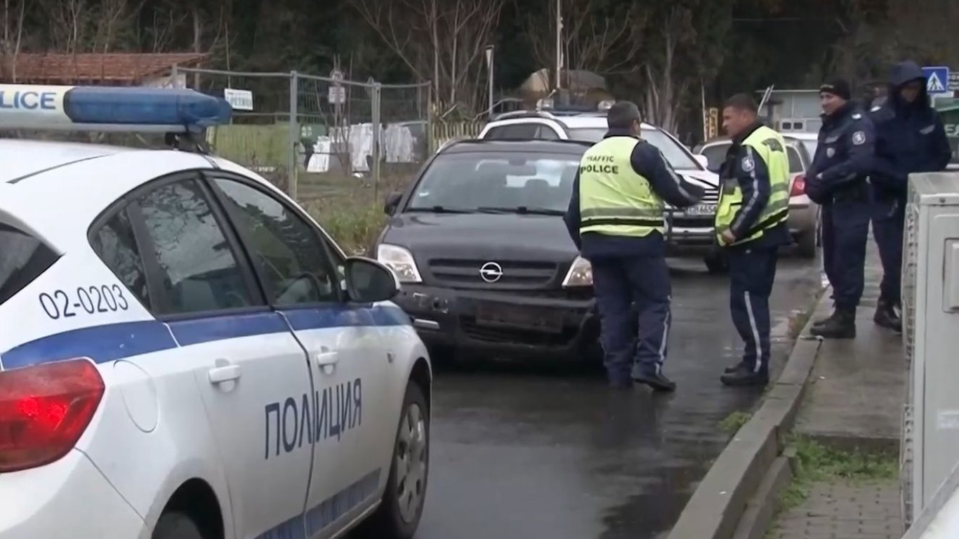 Гонка с 4 ударени коли след опит за обир в Бургас