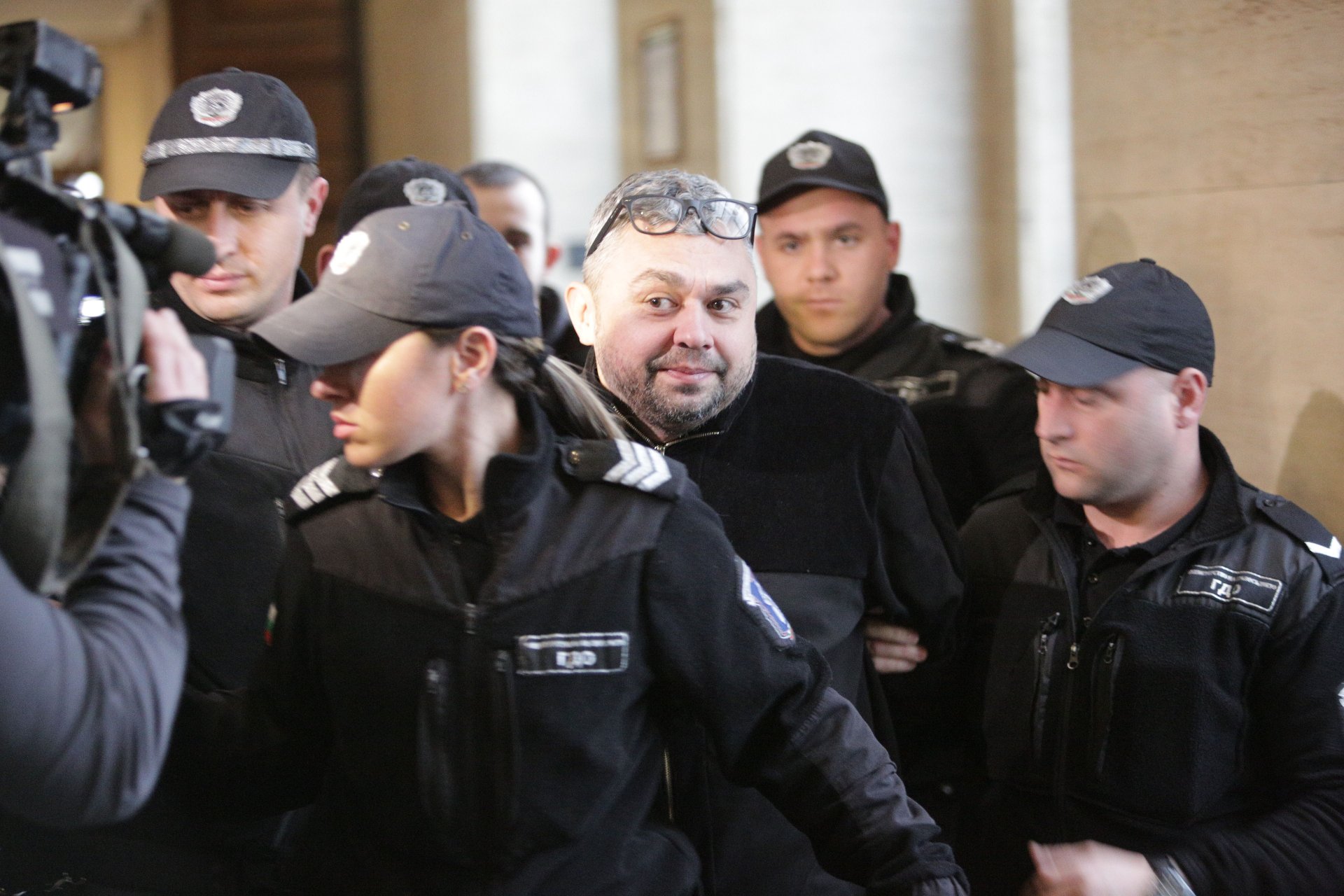 Апелативният съд в София остави в ареста Дилиян Георгиев, в чийто дом бяха намерени 121 грама бяло вещество и две флашки