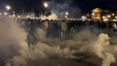 Нощ на сблъсъци, гърмежи и протести: Париж не иска пенсионната реформа на Макрон (видео)
