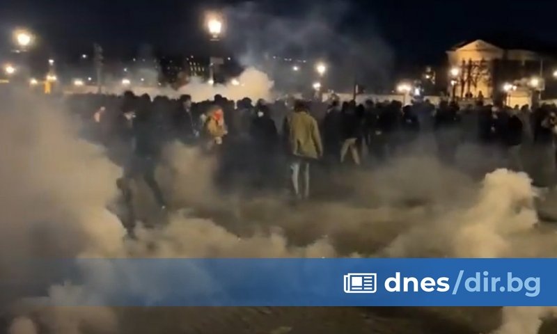 Палене на огньове, хвърляне на твърди предмети срещу полицията, сблъсъци