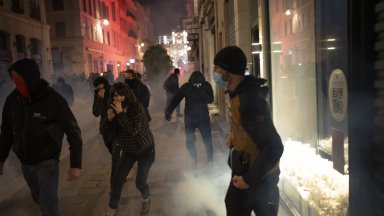 Протести породени от упоритостта с която президентът Еманюел Макрон прокарва