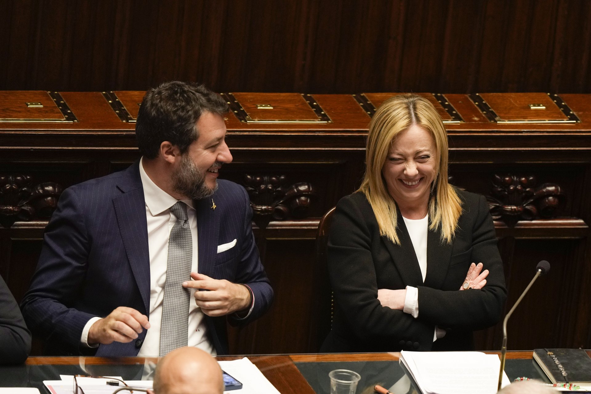 Вицепремиерът Матео Салвини и премиерът Джорджа Мелони по време на парламентарен контрол в долната камара на италианския парламент на 15 март