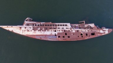 Ръждясалите останки от яхта на Саддам Хюсеин в Южен Ирак