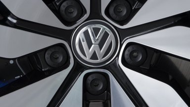 Volkswagen ще инвестира в мини, за да поведе световните доставки на батерии