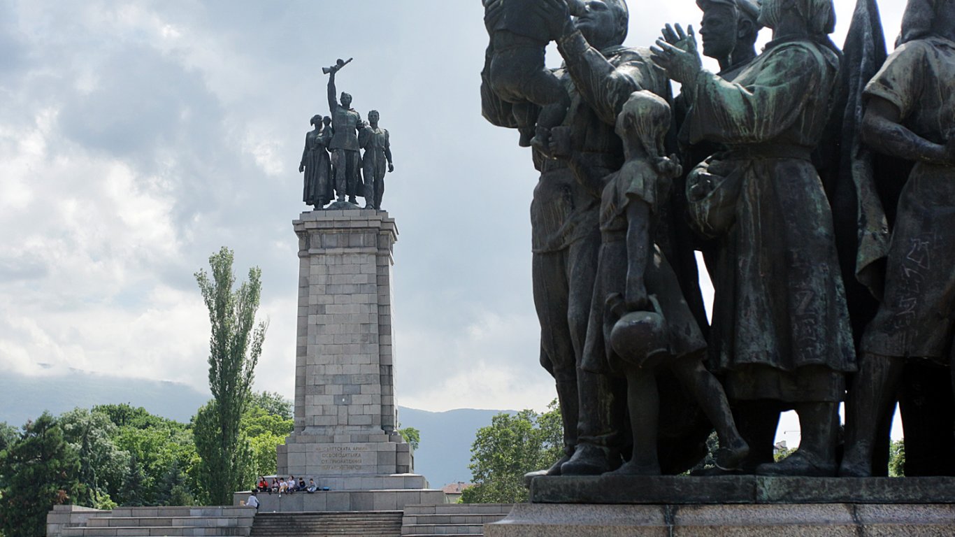 Областната управа чака отговор на две писма за преместването на Паметника на Съветската армия