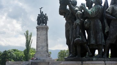 Областната управа чака отговор на две писма за преместването на Паметника на Съветската армия