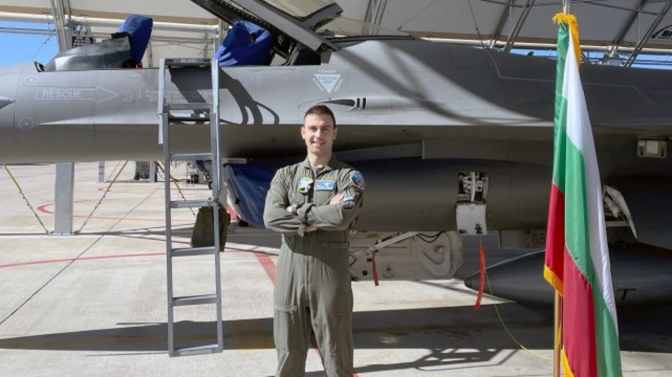 Втори български пилот вече е обучен да лети на F-16 