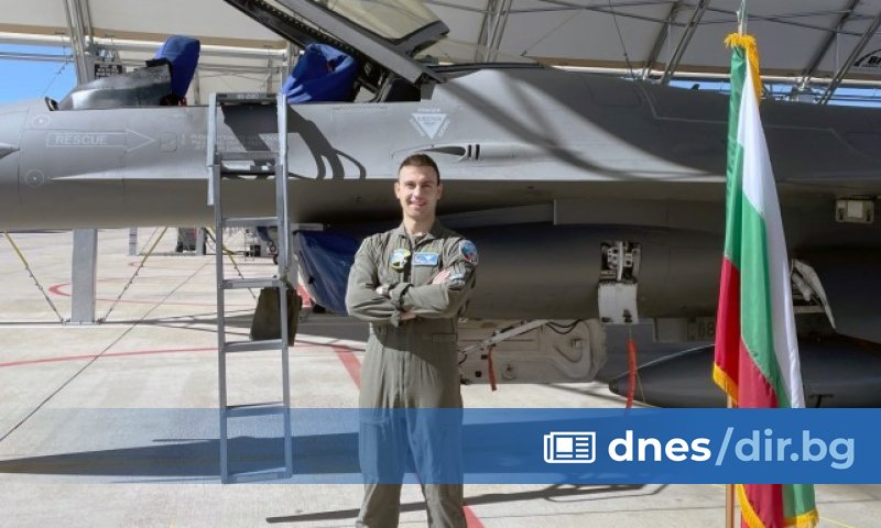 Втори български пилот завърши курса за пилотиране на самолет F-16, съобщиха от