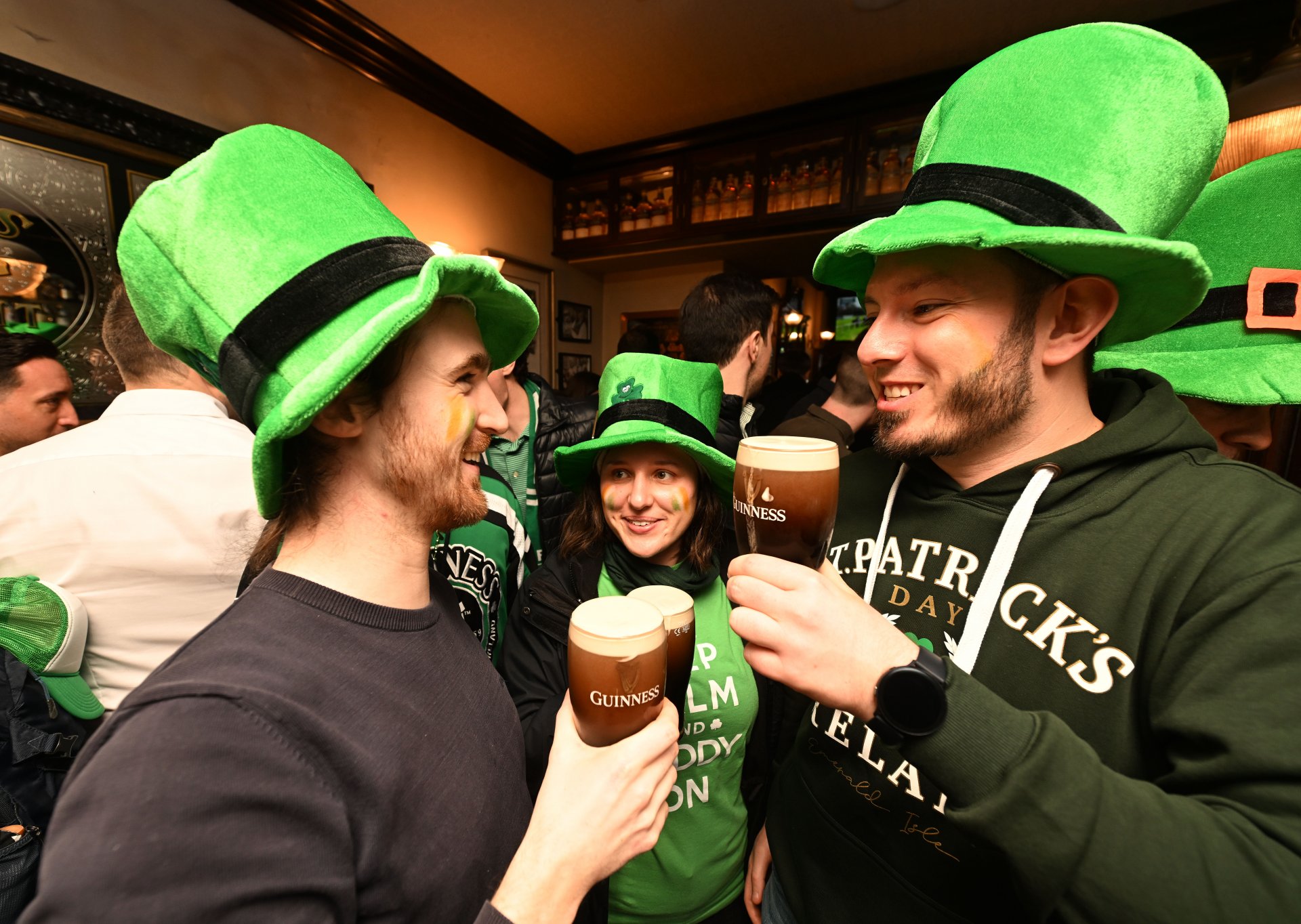 От години опияняващата природа на празника се разлива извън самия 17 март и се преобразува в маратон по пиене на ирландски бири и малцове, и пеене на песни от Смарагдовия остров. 