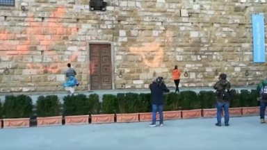 Екоактивисти напръскаха с боя двореца Палацо Векио във Флоренция (видео)