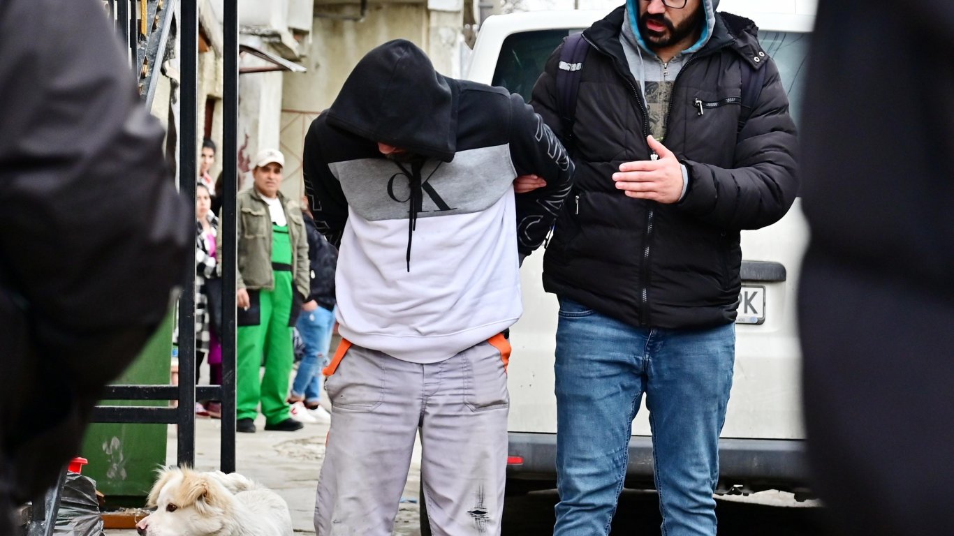 Задържани са 12 души при спецакция във Варна, иззето е голямо количество дрога (снимки)