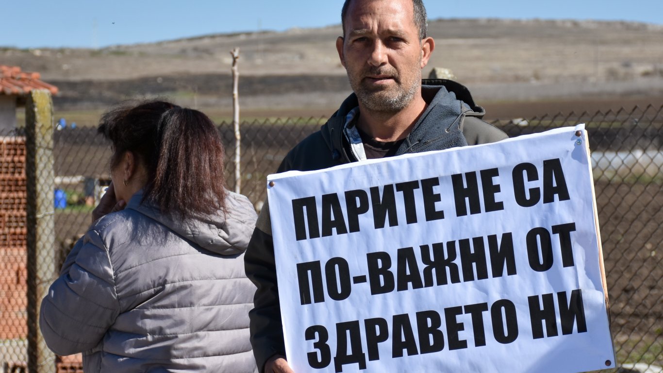Пловдивско село на протест срещу кариера за добив на инертни материали (снимки)
