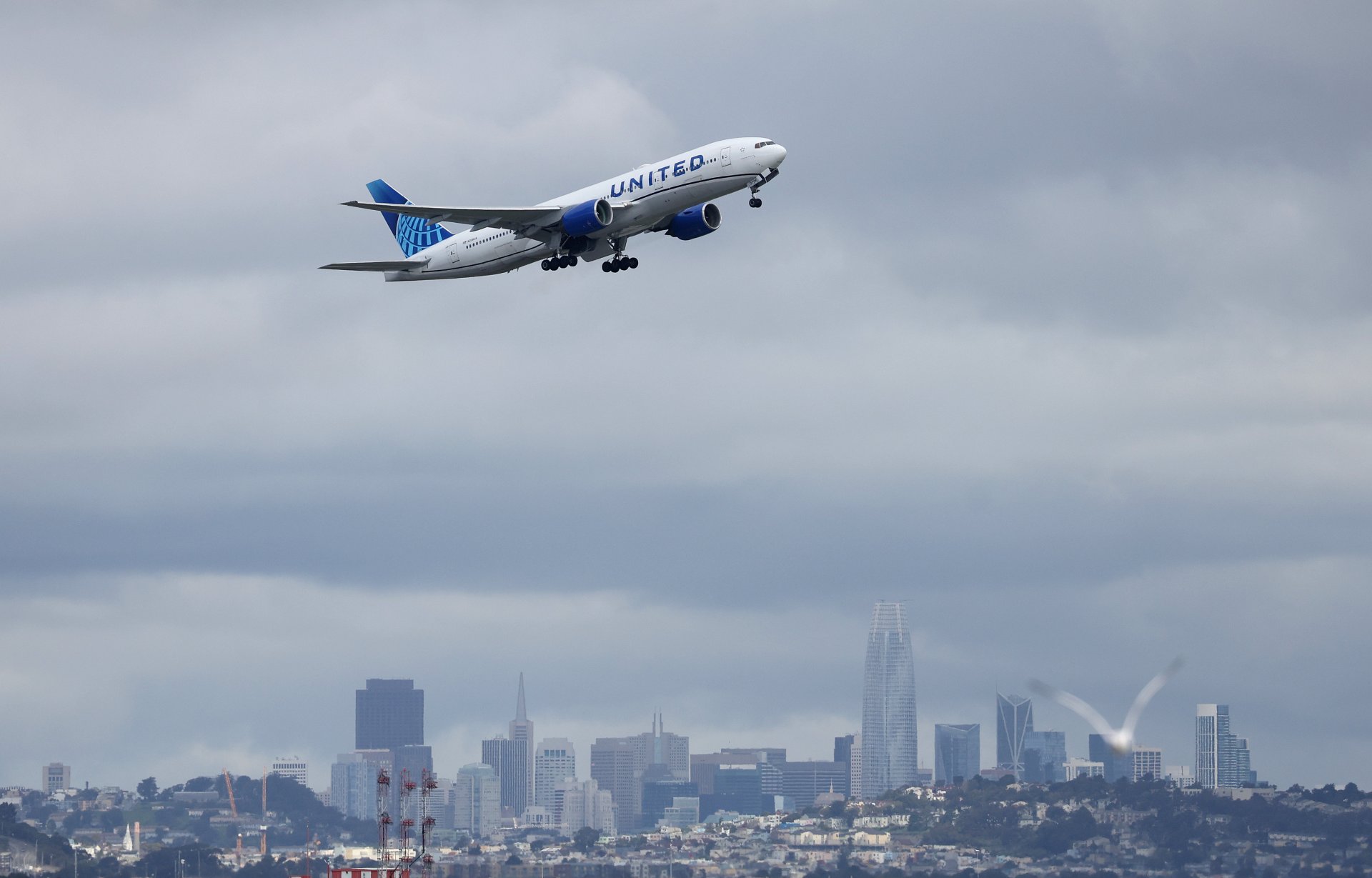 Самолет на United Airlines излита от международното летище. Акциите на United Airlines паднаха в понеделник следобед, след като авиокомпанията неочаквано прогнозира загуба за първото тримесечие поради по-високи оперативни разходи и по-слаба от печалба. 