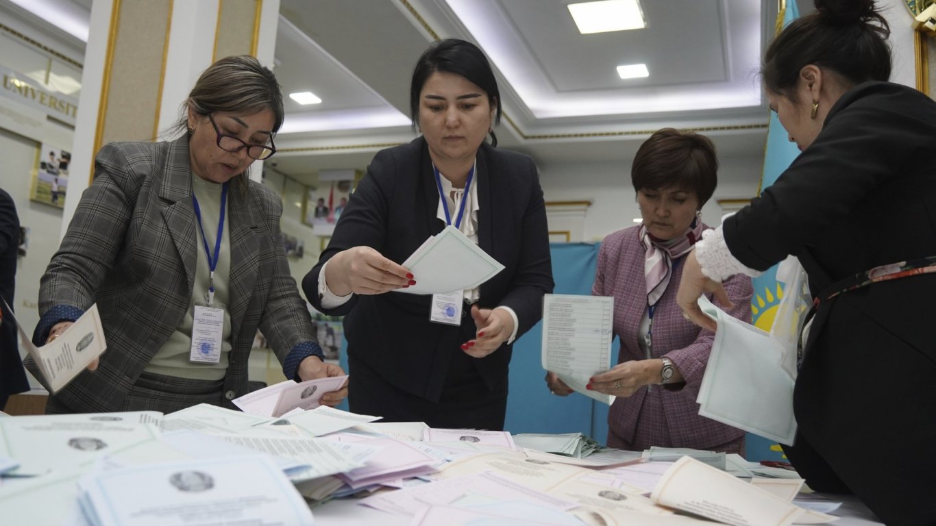 Управляващата партия в Казахстан печели 53,5% от гласовете на изборите
