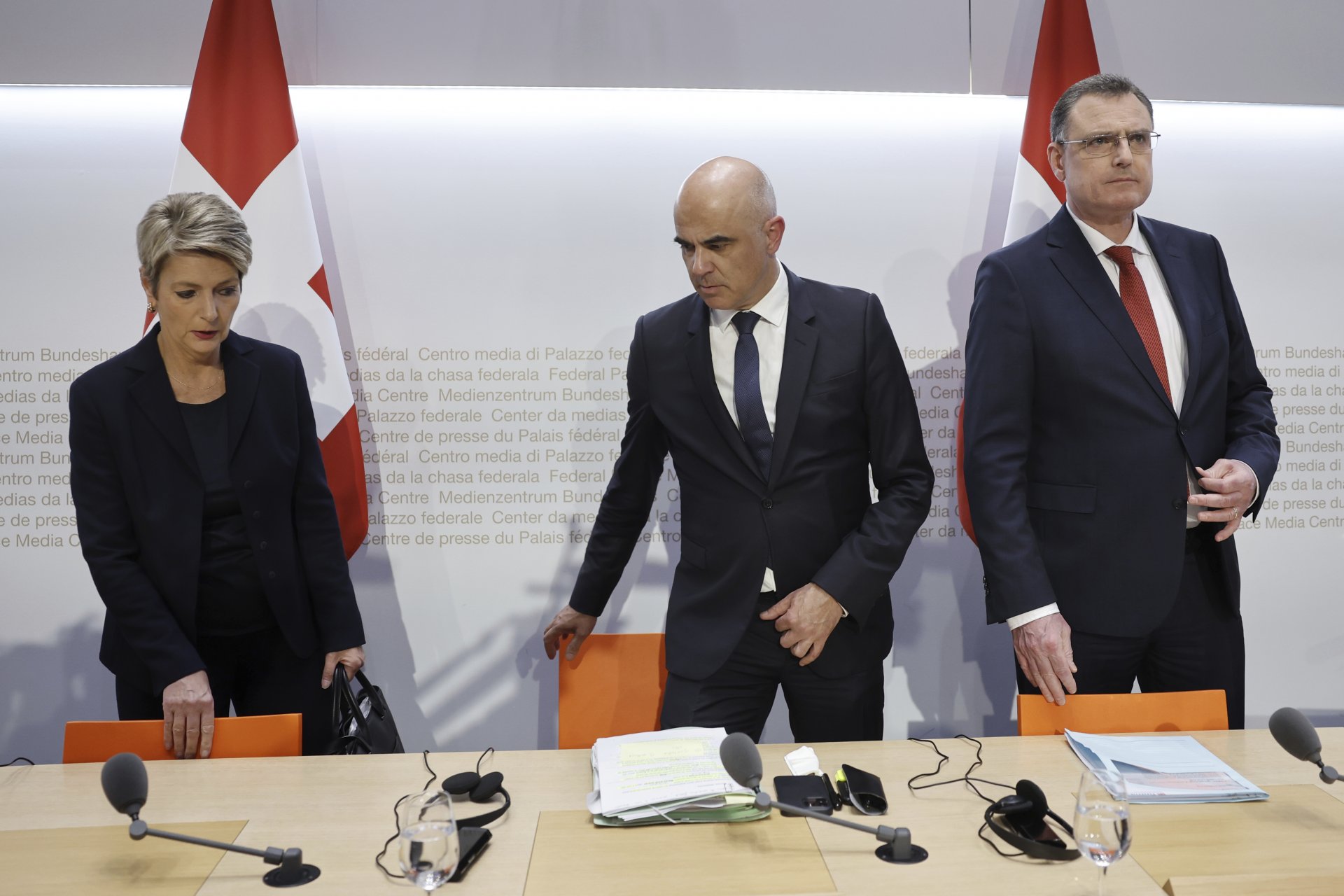 Федералният президент на Швейцария Ален Берсе, в средата, министърът на финансите на Швейцария Карин Келер-Сутер, вляво, и Томас Джордан, председател на Швейцарската национална банка обясняват помощта и сделката за Credit Suisse