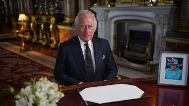 Почитателите на сериала "Короната" очакват с нетърпение коронацията на британския крал Чарлз Трети