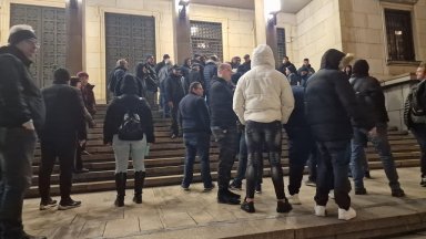 Българската народна банка осъмна с опашка от чакащи желаещи да