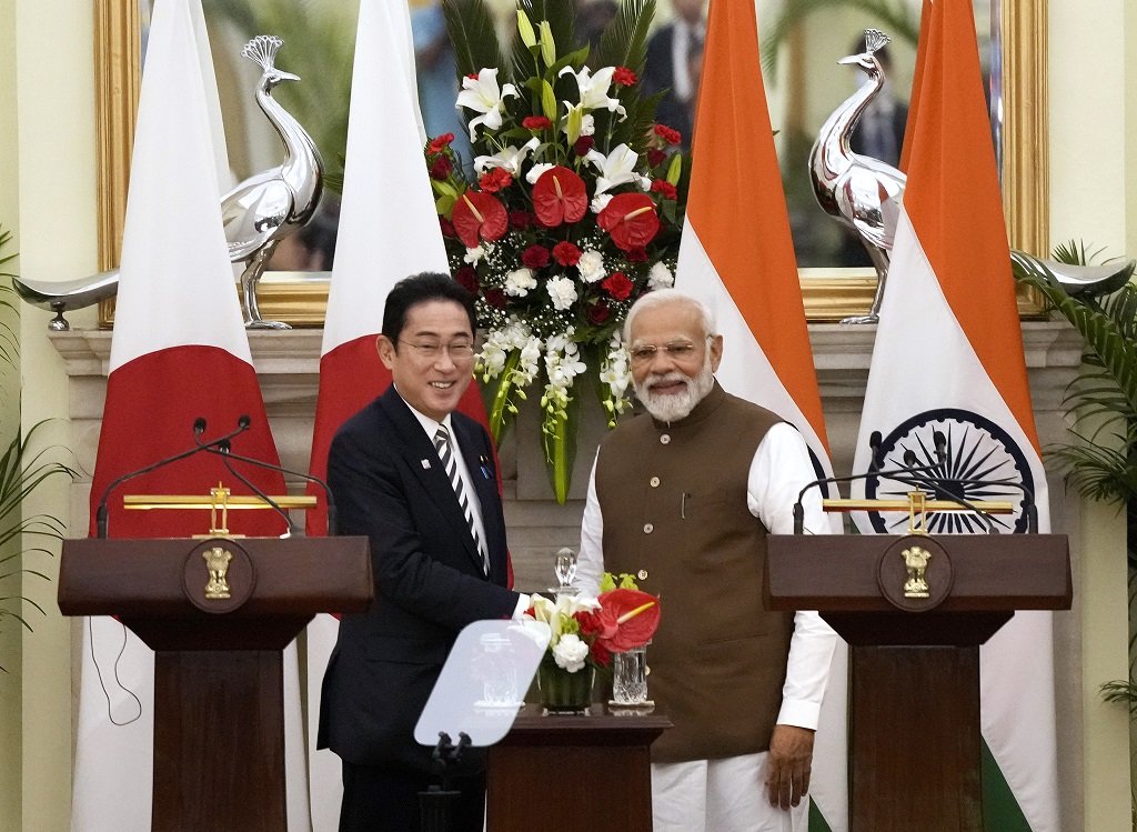 Кишида (вляво) покани Моди на срещата на върха на Г-7 в Хирошима през май