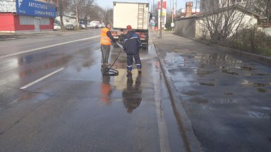 Столична община започна миене на пътните платна тротоари велоалеи и