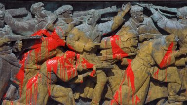 Паметникът на съветската армия в Бургас стана жертва на вандали