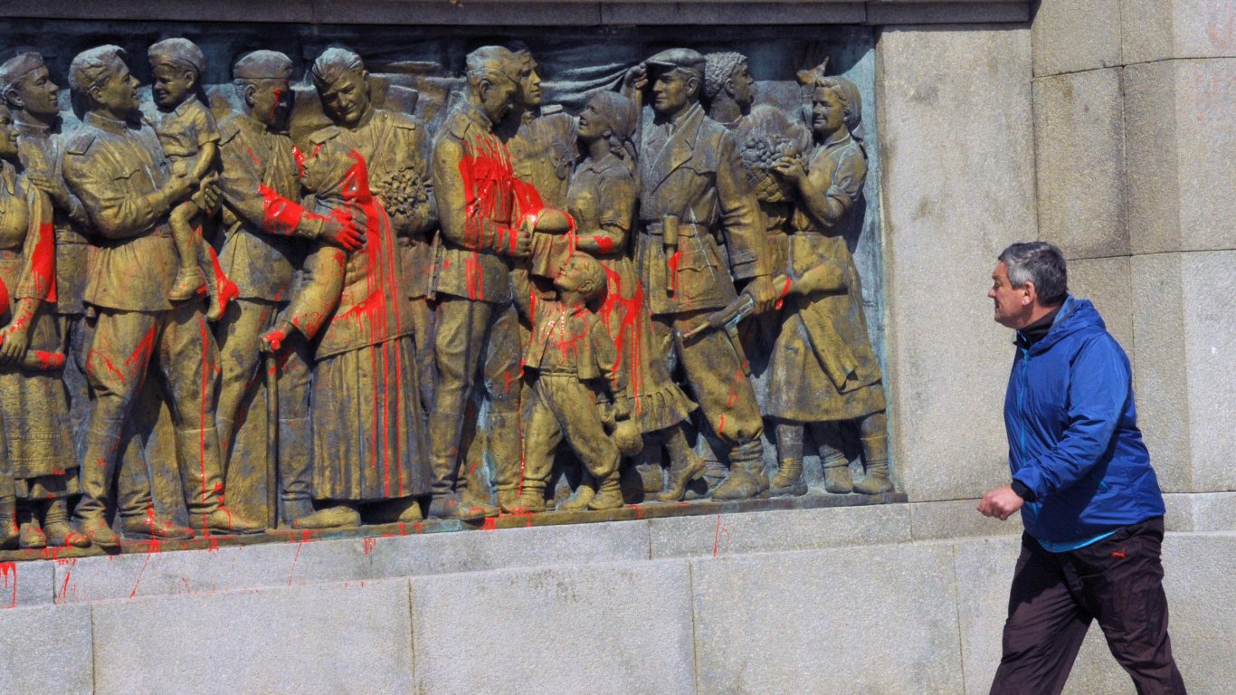 Москва ни отправи нота и заради "вандалските действия срещу Паметника на съветската армия"