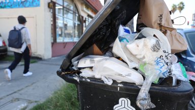 На много места във Варна около контейнерите за отпадъци има